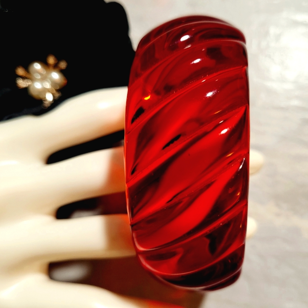 Beautiful Retro Swiry Cherry Red 🍒 Lucite Jello Bangle Bracelet Transparent